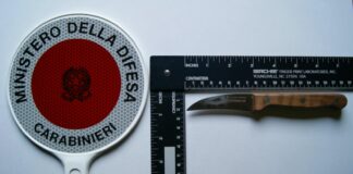 A spasso per la città armato di coltello: denunciato 47enne