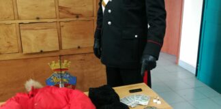 Rapina in una tabaccheria: arrestati due giovani