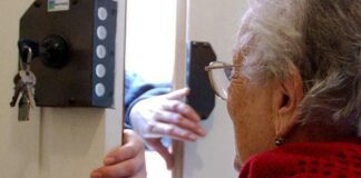 Truffa un anziano che gli consegna il carnet degli assegni: denunciato 37enne