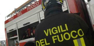 Autosalone in fiamme: distrutte 4 vetture