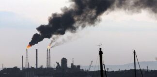 Incendio nella raffineria Eni di Taranto