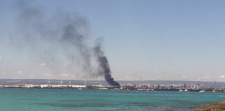 Denso fumo nero a Taranto: in fiamme rifiuti e pneumatici