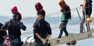 Sbarco di migranti a Taranto: a bordo anche un cadavere