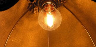 Cambia lampadina, 58enne muore folgorato