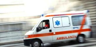 Scontro fra 2 furgoni e 3 auto sulla statale 100: muore una 54enne, 6 feriti