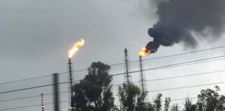 Fiamme e fumo dalle torce dello stabilimento Eni