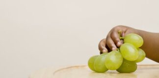 Tragedia in spiaggia: bimba di 2 anni muore soffocata da un acino d’uva