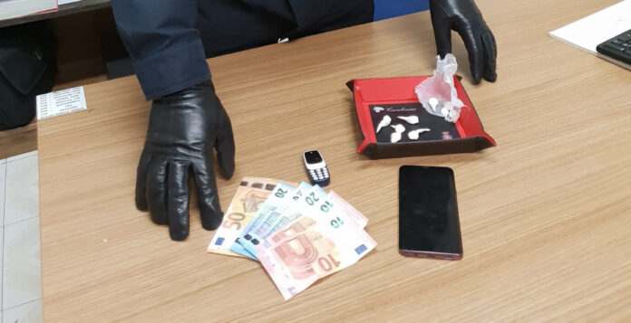 stupefacente e denaro sequestrato