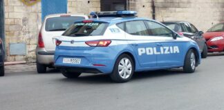 Organizzano festa nonostante i divieti poi aggrediscono i poliziotti: un arresto e 6 denunce