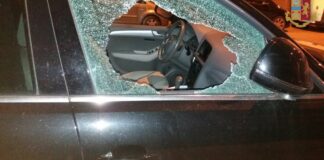 Ruba zaino da un’auto in sosta distruggendo il vetro anteriore: arrestato 31enne