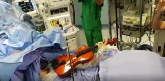 Operata di tumore al cervello mentre suona il violino