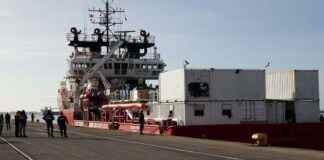 Sbarcati i 403 migranti della “Ocean Viking” al molo San Cataldo di Taranto