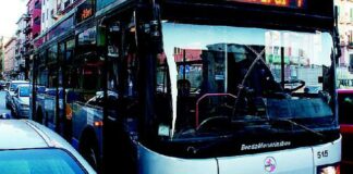 Sassi contro bus dell’Amat di Taranto: vetro in frantumi, nessun ferito