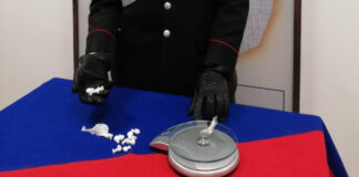 In auto con 13 dosi di cocaina: arrestato 30enne