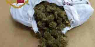 A passeggio con la figlioletta e marijuana nella borsa: denunciata coppia di pusher