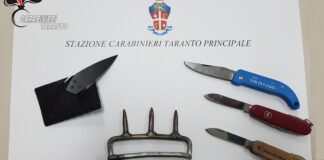 Tentano di entrare in Tribunale con coltelli e tirapugni: denunciate 5 persone