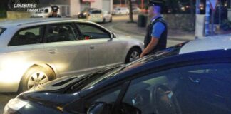 Minaccia la madre con una siringa per avere soldi in cambio: arrestato