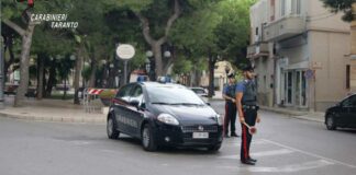 Scende in strada con due coltelli e minaccia di togliersi la vita, immobilizzato con taser