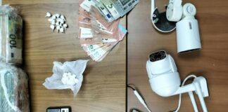 Arrestato 50enne pregiudicato, in casa nascondeva hashish, cocaina e oltre 30mila euro in contanti