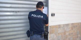 Sfonda la vetrata di un negozio con una spallata e ruba soldi: 21enne arrestato dalla Polizia a Talsano