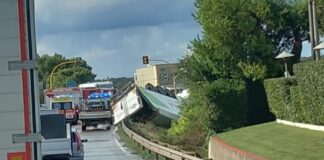 Tir e auto fuori strada sulla statale 100, morte due persone