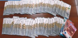 Truffava esercizi commerciali con banconote di piccolo taglio: denunciato 33enne rumeno