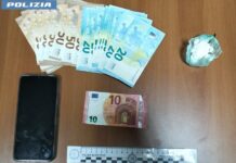 Sorpresi con un involucro di cocaina e più di 700 euro: due arresti della Polizia