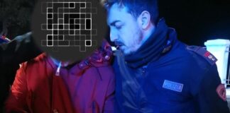 Minaccia di lanciarsi nel vuoto, 35enne salvato dai poliziotti