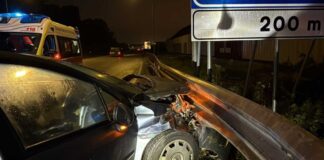 Auto con 5 persone a bordo finisce fuori strada sulla SS7, nessun ferito grave