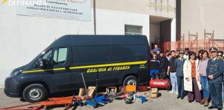 Castellaneta, la Finanza dona all’Istituto “Quinto Orazio Flacco” attrezzature meccaniche