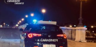 Fugge e nasconde la cocaina sotto un furgone, arrestato 40enne tarantino