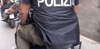 Un coltello a serramanico nella borsa e proiettili in casa: arrestato 46enne