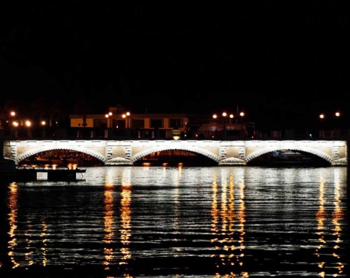 ponte illuminato notte taranto