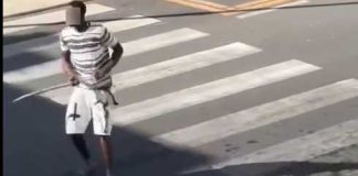 Paura a Martina Franca: uomo colpisce le auto con una spranga
