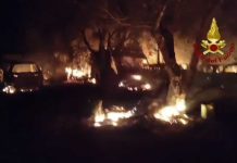 Inferno di fuoco a Manduria: bruciano 22 auto in un’area già sequestrata