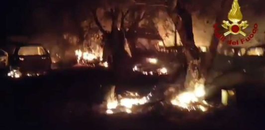 Inferno di fuoco a Manduria: bruciano 22 auto in un’area già sequestrata