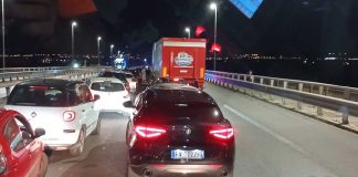 Tragico schianto nella notte: maxi tamponamento sul ponte Punta Penna, morta una donna