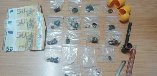Droga e contanti falsi in macchina: arrestato 21enne a Manduria